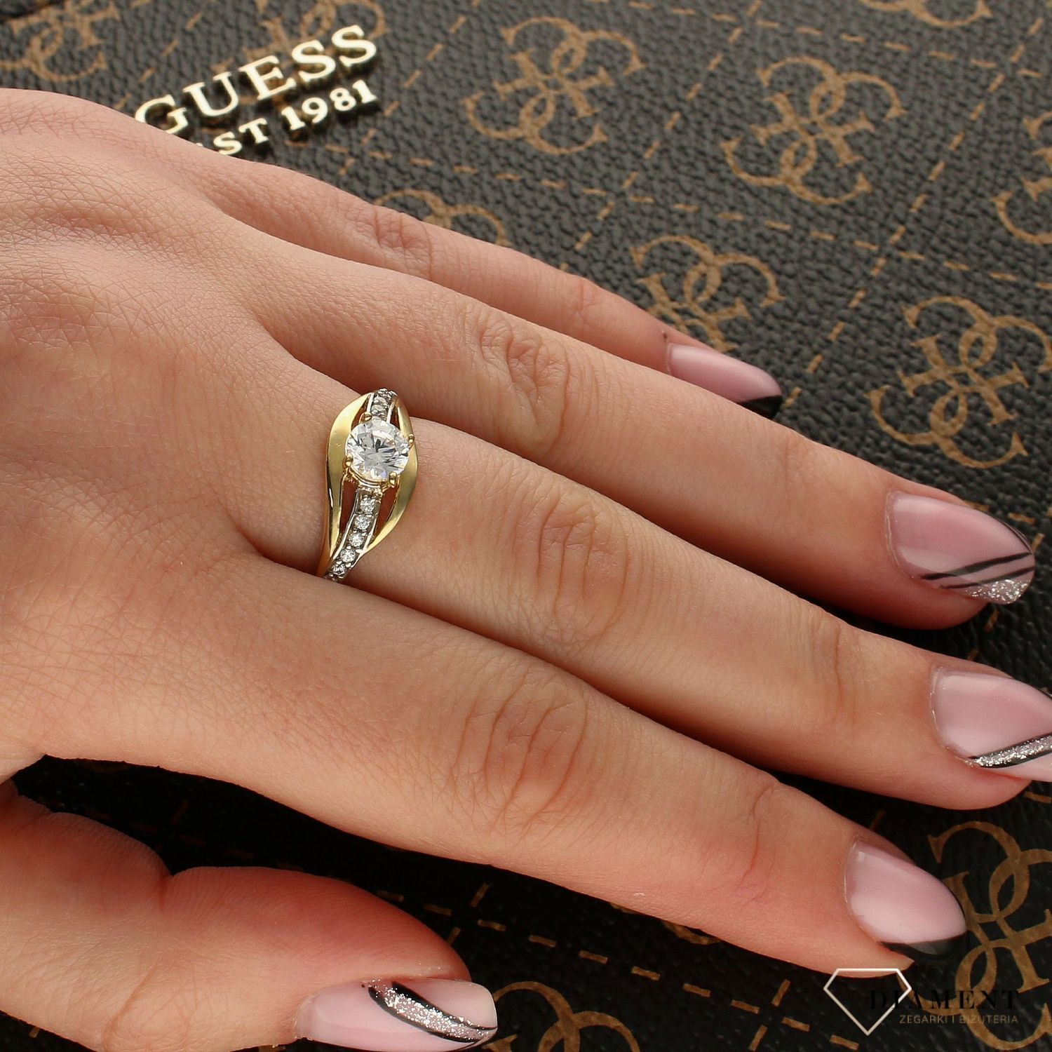 Złoty pierścionek  zaręczynowy z cyrkonią PI 1486.jpg